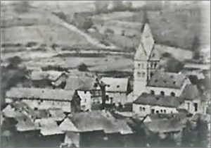 Links neben der Kirche der alte Zehnthof als Gesamtensemble (Detail aus einem Foto von 1897; Archiv Helmut Loth, www.zesse.de)